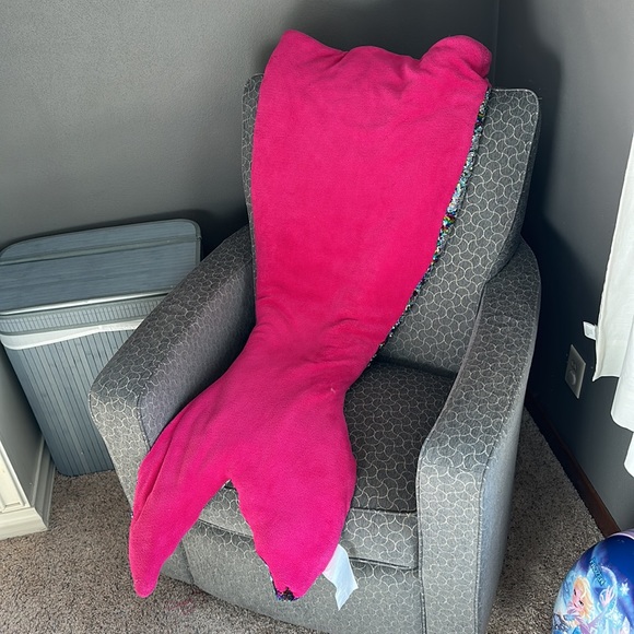 Cynthia Rowley Multi-Color Sequin Mermaid Tail Blanket - Picture 10 of 13